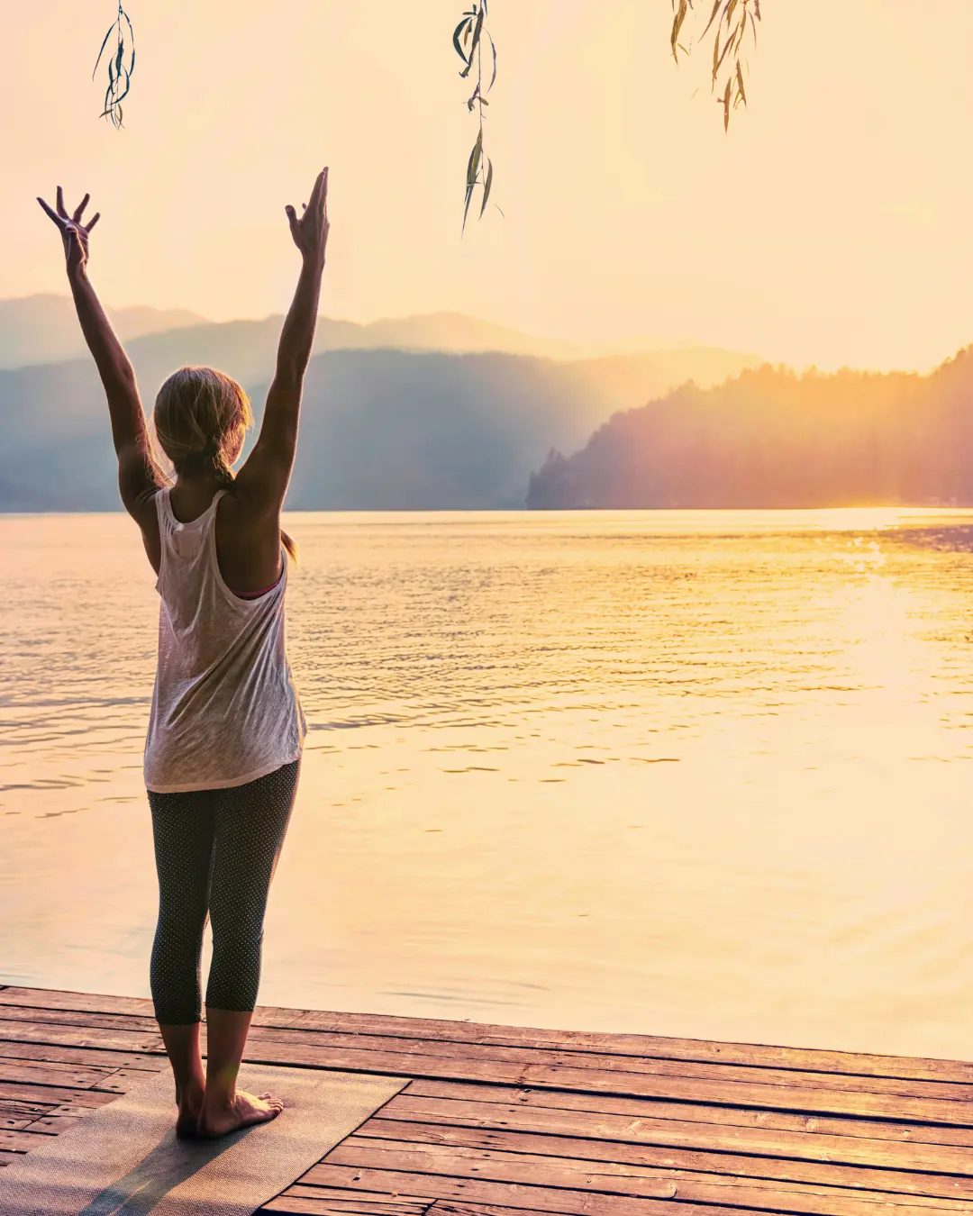 Yoga vid en stilla sjö i morgonljus.